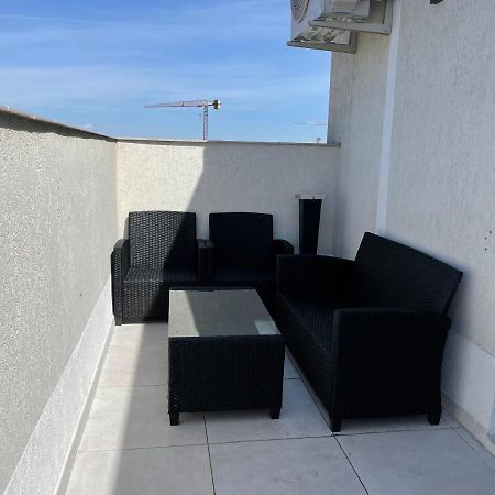 Stunning 2-Room Penthouse With Lakeview W11 Bukarest Exterior foto