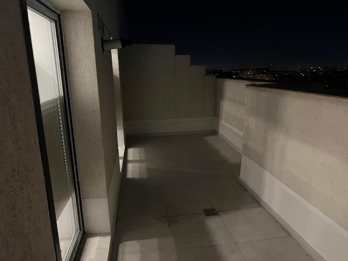 Stunning 2-Room Penthouse With Lakeview W11 Bukarest Exterior foto