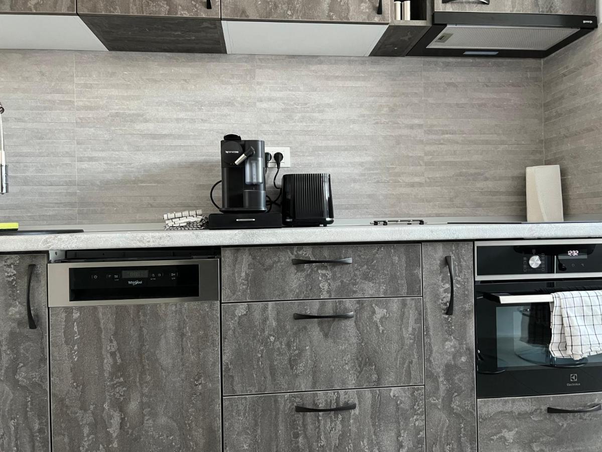 Stunning 2-Room Penthouse With Lakeview W11 Bukarest Exterior foto