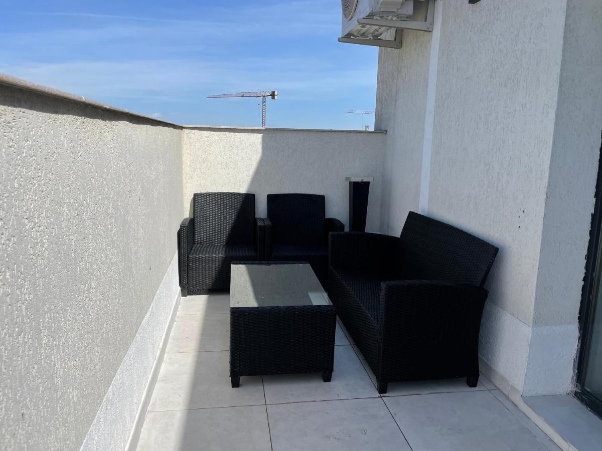 Stunning 2-Room Penthouse With Lakeview W11 Bukarest Exterior foto